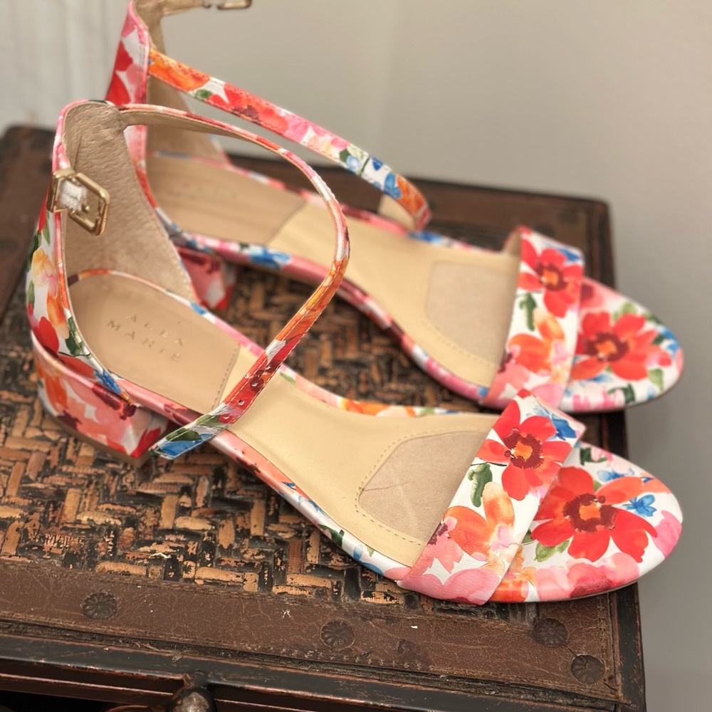 Beautiful sandals! Colorful flowers detail
